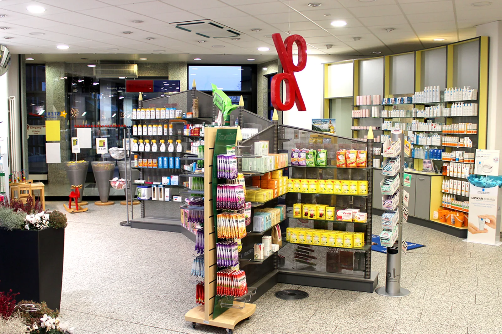 Blick in den Verkaufsraum der Stern-Apotheke